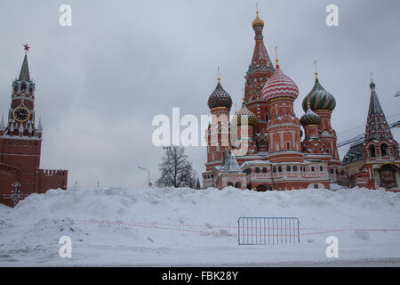 Moscou, Russie. 17 janvier, 2015. Enlever la neige sur la place Rouge à Moscou après une importante chute de neige, la Russie Banque D'Images