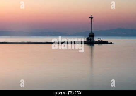 Coucher du soleil pacifique dans le port de l'île de Thassos, dans le nord de la mer Égée, Grèce, Europe. Banque D'Images