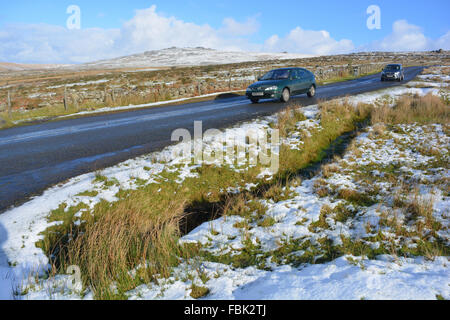 Les voitures qui circulent en bas de la colline de porc en hiver avec la neige, Dartmoor National Park, Devon, Angleterre Banque D'Images