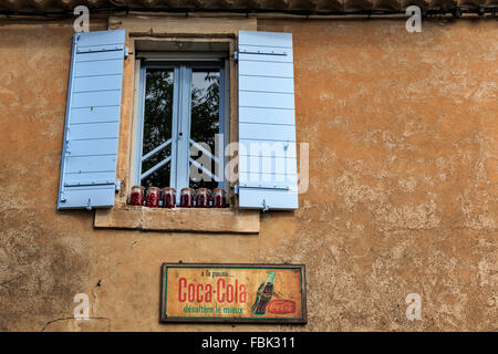 Vieux Coca Cola sur mur en Provence, France Banque D'Images