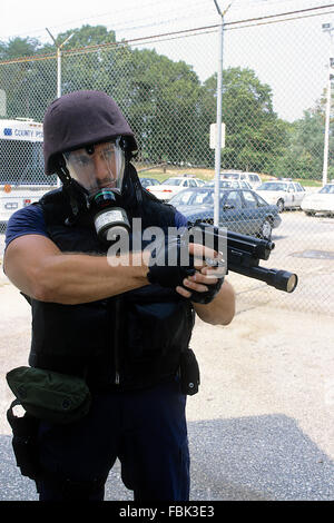 Riverdale, Maryland, 1994, un comté de Prince George dans le Maryland agent SWAT illustre en partie l'équipement qui est utilisé dans une situation d'otage. SWAT (acronyme pour "armes et tactiques") est un nom propre utilisé couramment pour les unités d'application de la loi, qui utilisent des armes légères de type militaire spécialisé dans les tactiques et les opérations à haut risque qui ne sont pas des capacités de la police en uniforme, régulier. 'SWAT' est couramment utilisé à l'échelle internationale, comme une langue familière, terme générique pour ces unités. Leurs fonctions comprennent : confronter les criminels fortement armés ; l'exécution d'otages et contre-terrorisme op Banque D'Images