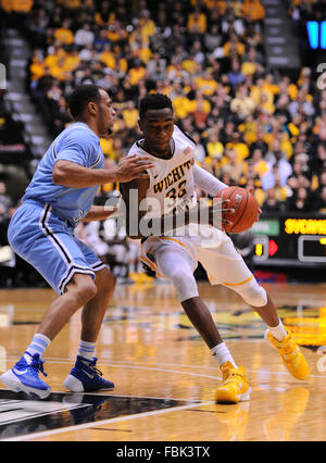 Wichita, Kansas, États-Unis. 17 Jan, 2016. Wichita State Shockers avant Markis McDuffie (32) disques durs au panier pendant le match de basket-ball de NCAA Entre les platanes et l'état de l'Indiana Wichita State Shockers à Charles Koch Arena de Wichita, Kansas. Kendall Shaw/CSM/Alamy Live News Banque D'Images