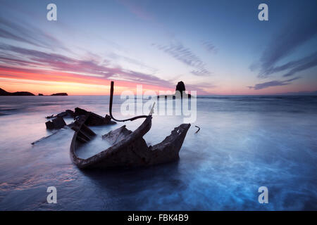 L'épave de navire amiral von Trump à Saltwick Bay, près de Whitby, North Yorkshire. Coucher du soleil d'été avec les vagues léchant encore arou Banque D'Images