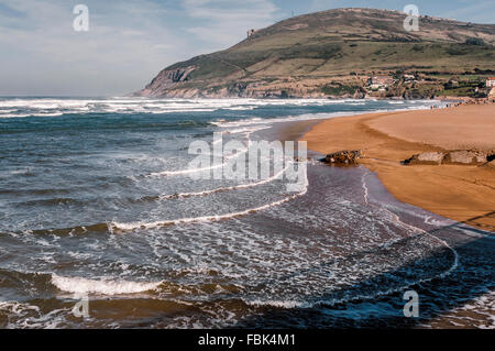 Les hommes, les femmes et les chiens se promener le long de la Mer Cantabrique, plage de sable fin, Bilbao, Espagne, Banque D'Images