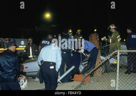 Washington, DC., USA, 6 décembre, 1992 DC. Les ambulanciers et la police lutte pour enlever un couple de la 3,11ans garçons qui avait volé cette voiture puis s'est impliquée dans une poursuite à haute vitesse avec la police avant de perdre le contrôle et de s'écraser dans une clôture. Credit : Mark Reinstein Banque D'Images