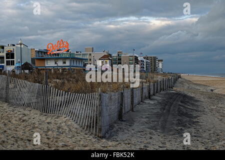 Rehoboth Beach, DE - vue sur la promenade depuis la plage sous un ciel couvert. Banque D'Images