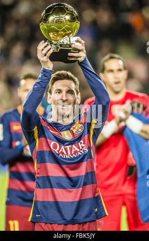 Barcelone, Catalogne, Espagne. 17 Jan, 2016. L'avant du FC Barcelone MESSI présente son cinquième FIFA Ballon d'Or en face de la ligue match du FC Barcelone contre l'Athletic Club à Barcelone, le Camp Nou, stade du Crédit : Matthias Rickenbach/ZUMA/Alamy Fil Live News Banque D'Images