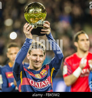 Barcelone, Catalogne, Espagne. 17 Jan, 2016. L'avant du FC Barcelone MESSI présente son cinquième FIFA Ballon d'Or en face de la ligue match du FC Barcelone contre l'Athletic Club à Barcelone, le Camp Nou, stade du Crédit : Matthias Rickenbach/ZUMA/Alamy Fil Live News Banque D'Images