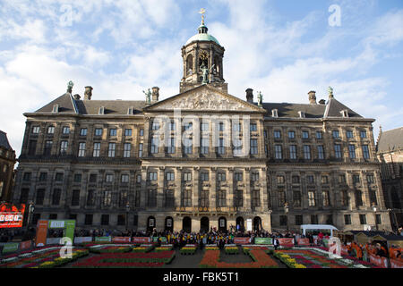 Le Palais Royal sur la Place Dam au cours de la Journée de la tulipe à Amsterdam, Hollande. Banque D'Images