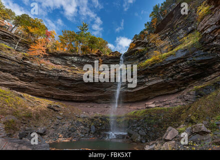 Une après-midi ensoleillée d'automne à Kaaterskill Falls Catskills Mountains of New York. Banque D'Images