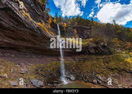 Une après-midi ensoleillée d'automne à Kaaterskill Falls Catskills Mountains of New York. Banque D'Images