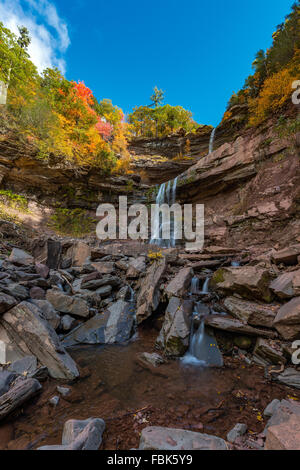 Une après-midi ensoleillée d'automne à Kaaterskill Falls Catskills Mountains of New York. Banque D'Images