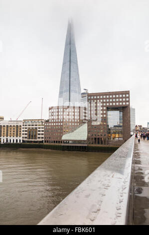 Le Shard, London Borough of Southwark SE1, vue du London Bridge, avec son haut enveloppé dans le cloud en sombre et humide à Londres en hiver Banque D'Images