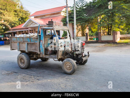 À la façade typique chinois battues faites chariot avec moteur refroidi par air dans la rue à Mandalay, Myanmar (Birmanie) Banque D'Images