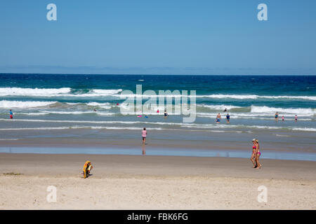 Les gens dans l'océan à Seven Mile Beach à Lennox Head sur la côte de Nouvelle-Galles du Sud, Australie Banque D'Images