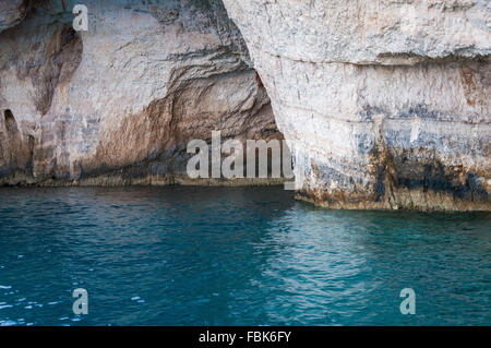 Grottes bleues sur l'île de Zakynthos vu du bateau Banque D'Images