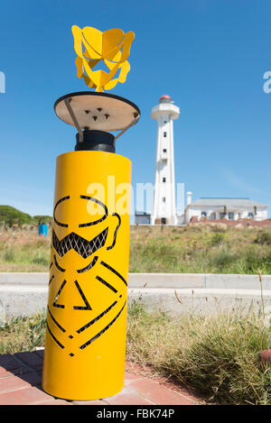 L'installation de l'art et le phare sur la réserve Donkin, Port Elizabeth, Nelson Mandela Bay, province orientale du Cap, Afrique du Sud Banque D'Images