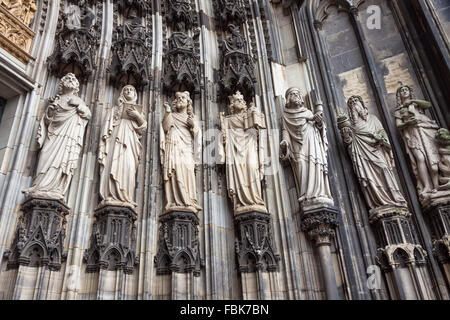 Détails de figures de pierre sur la façade de la cathédrale de Cologne, Allemagne Banque D'Images