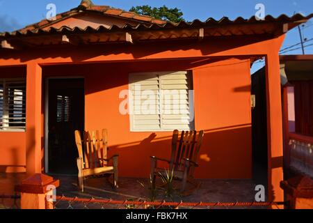 Chaises à bascule vide sur une véranda ensoleillée aux couleurs vives, de Vinales dans la province de Pinar del Rio, Cuba, Caraïbes Banque D'Images