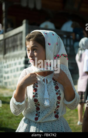 Jeune fille en costume traditionnel de la région de Maramures, Roumanie Banque D'Images