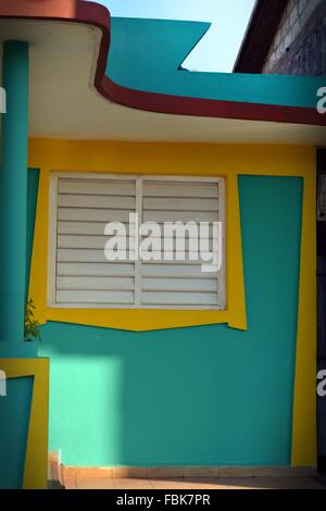 Des volets fermés et des murs peints dans des couleurs vives sur une véranda ombragée à Vinales, province de Pinar del Rio, Cuba, Caraïbes Banque D'Images