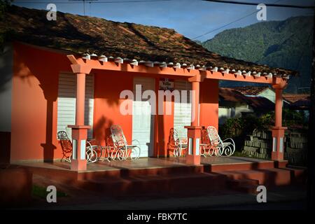 Chaises à bascule vide sur une véranda ensoleillée colorés d'un Casa Particulares de Vinales, dans la province de Pinar del Rio, Cuba, Caraïbes Banque D'Images