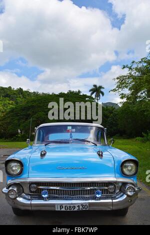 Bleu turquoise vintage ford garée sur une route de campagne dans la vallée de Vinales, province de Pinar del Rio, Cuba Banque D'Images