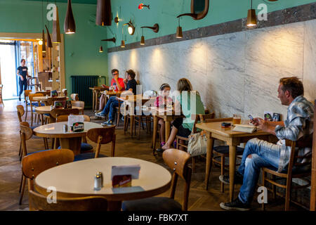 Café Bar à l'intérieur de Prague Palac Akropolis, Zizkov, Prague, République Tchèque Banque D'Images