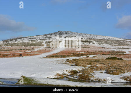 Vue de Cox Tor en hiver, avec l'homme à un chien. Dartmoor National Park, Devon, Angleterre. Banque D'Images