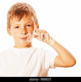 Cute blonde litlle boy fatigué triste isolé sur blanc près à penser, à avoir comme idée Banque D'Images