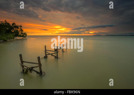 L'avis de vieux et près de la forêt de mangrove de la jetée pendant le coucher du soleil Banque D'Images