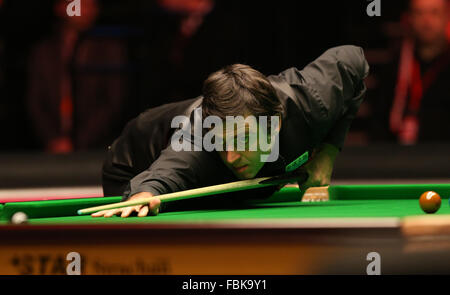 Londres, Royaume-Uni. 17 Jan, 2016. Ronnie O'Sullivan, de l'Angleterre est en compétition lors de la finale avec Barry Hawkins de l'Angleterre au Snooker Masters 2016 à Londres, Angleterre le 17 janvier 2016. Ronnie O'Sullivan a gagné 10-1. Credit : Han Yan/Xinhua/Alamy Live News Banque D'Images