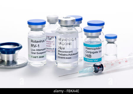 Les flacons de vaccins de la petite enfance avec la seringue et le stéthoscope. Toutes les étiquettes sont fictifs et toute ressemblance avec des produits réels est coinc Banque D'Images