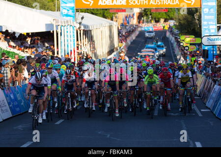 Adélaïde, Australie. 17 Jan, 2016. Jeune Australienne sensation sprint Caleb Ewan Orica (Pointe Verte) a retiré le choix du peuple dans l'East End d'Adélaïde franchissent la ligne claire de Giacomo Nizzolo bien (Trek Segafredo) et Adam Blythe (Tinkoff). People's Choice Classic course de rue, Tour Down Under. (Crédit : Gary Francis via fil Zuma Zuma) Crédit : Press, Inc./Alamy Live News Banque D'Images