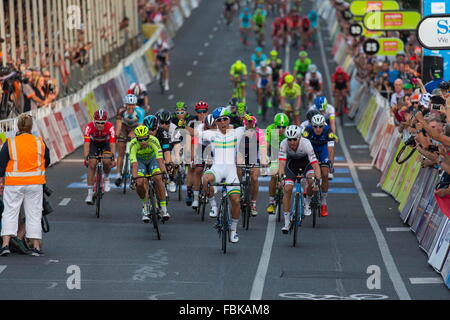 Adélaïde, Australie. 17 Jan, 2016. Jeune Australienne sensation sprint Caleb Ewan Orica (Pointe Verte) a retiré le choix du peuple dans l'East End d'Adélaïde franchissent la ligne claire de Giacomo Nizzolo bien (Trek Segafredo) et Adam Blythe (Tinkoff). People's Choice Classic course de rue, Tour Down Under. (Crédit : Gary Francis via fil Zuma Zuma) Crédit : Press, Inc./Alamy Live News Banque D'Images