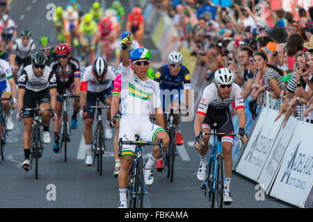 Adélaïde, Australie. 17 Jan, 2016. Jeune Australienne sensation sprint Caleb Ewan Orica (Pointe Verte) a retiré le choix du peuple dans l'East End d'Adélaïde franchissent la ligne claire de Giacomo Nizzolo bien (Trek Segafredo) et Adam Blythe (Tinkoff). People's Choice Classic course de rue, Tour Down Under. (Crédit : Gary Francis via fil Zuma Zuma) Crédit : Press, Inc./Alamy Live News Banque D'Images