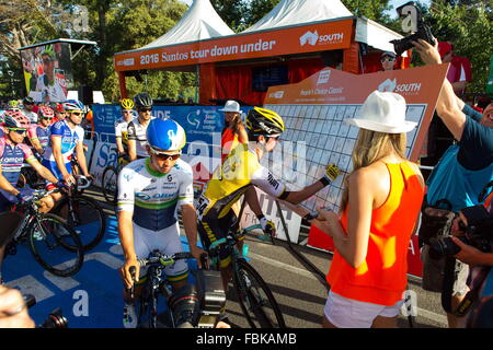 Adélaïde, Australie. 17 Jan, 2016. Jeune Australienne sensation sprint Caleb Ewan Orica (Pointe Verte) a retiré le choix du peuple dans l'East End d'Adélaïde franchissent la ligne claire de Giacomo Nizzolo bien (Trek Segafredo) et Adam Blythe (Tinkoff). People's Choice Classic course de rue, Tour Down Under. (Crédit : Gary Francis via fil Zuma Zuma) Crédit : Press, Inc./Alamy Live News Banque D'Images