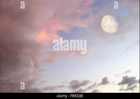 Lune ciel nuages est une fantaisie surréaliste avec l'éthéré cloudscape comme pleine lune céleste à la hausse. Banque D'Images