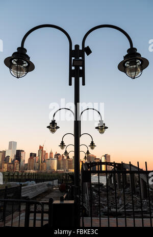 Vieux lampadaires arqués dans le Central Railroad of New Jersey terminal en direction de Paris au coucher du soleil. Banque D'Images