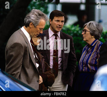 Washington, DC., USA, le 12 octobre, 1992 Clint Eastwood sur le tournage du film "dans la ligne de feu" de la scène de tournage de l'autre côté de la rue de la maison blanche. ici il parle avec Frances Fisher au cours d'une pause dans le tournage de la scène où eastwood est impliqué dans une poursuite à pied avec le personnage assassain John Malkovich dépeint. debout sur le côté droit est dylan mcdermott qui joue le rôle d'un autre agent des services secrets. crédit : mark reinstein Banque D'Images