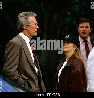 Washington, DC, USA., 12 octobre 1992 Clint Eastwood sur le tournage du film "dans la ligne de feu" de la scène de tournage de l'autre côté de la rue de la maison blanche. ici il parle avec Frances Fisher au cours d'une pause dans le tournage de la scène où eastwood est impliqué dans une poursuite à pied avec le caractère assassin John Malkovich dépeint. debout sur le côté droit est dylan mcdermott qui joue le rôle d'un autre agent des services secrets. crédit : mark reinstein Banque D'Images