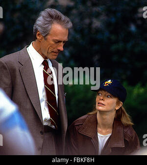 Washington, DC., USA, 12 octobre, 1992 Clint Eastwood sur le tournage du film "dans la ligne de feu" de la scène de tournage de l'autre côté de la rue de la maison blanche. ici il parle avec Frances Fisher au cours d'une pause dans le tournage de la scène où eastwood est impliqué dans une poursuite à pied avec le personnage assassain John Malkovich dépeint. debout sur le côté droit est dylan mcdermott qui joue le rôle d'un autre agent des services secrets. crédit : mark reinstein Banque D'Images