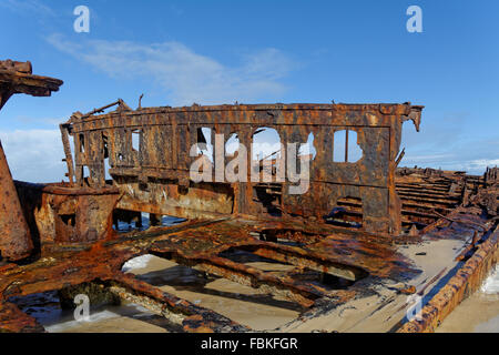 La carcasse de rouille de la SS Maheno allongé sur une plage sur l'île Fraser, Queensland Banque D'Images