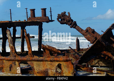 La carcasse de rouille de la SS Maheno allongé sur une plage sur l'île Fraser, Queensland Banque D'Images