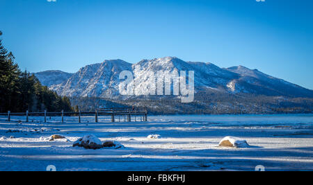 La plage couverte de neige, de la jetée et de montagnes à camp richardson beach, South Lake Tahoe, ca Banque D'Images