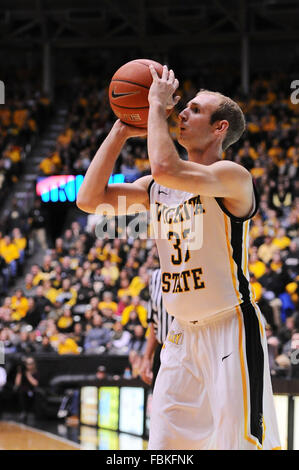 Wichita, Kansas, États-Unis. 17 Jan, 2016. Wichita State Shockers guard Conner Frankamp (33) tire la balle pendant le jeu de basket-ball de NCAA Entre les platanes et l'état de l'Indiana Wichita State Shockers à Charles Koch Arena de Wichita, Kansas. Kendall Shaw/CSM/Alamy Live News Banque D'Images