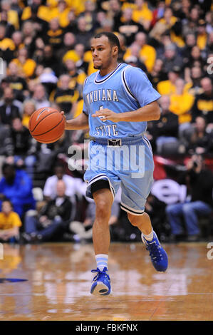 Wichita, Kansas, États-Unis. 17 Jan, 2016. État de l'Indiana sycomores guard Brenton Scott (4) amène le ballon de basket-ball de NCAA du tribunal pendant le match entre les platanes et l'état d'Indiana le Wichita State Shockers à Charles Koch Arena de Wichita, Kansas. Kendall Shaw/CSM/Alamy Live News Banque D'Images