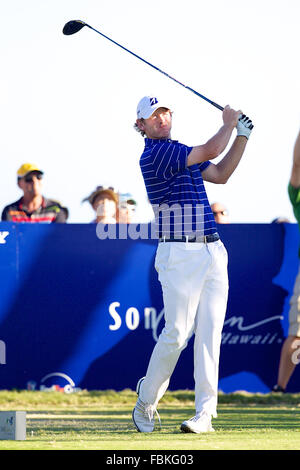 Honolulu, Hawaii, USA. 17 Jan, 2016. Brandt Snedeker hits son coup de départ au 18e trou pendant la lecture de la dernière ronde de l'Open Sony à Waialae Country Club à Honolulu, Hawaï. Credit : csm/Alamy Live News Banque D'Images