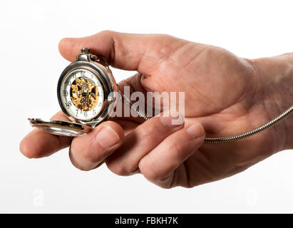 Man holding a silver vintage full hunter montre de poche dans sa main ouverte pour afficher le mécanisme de bronze à travers le verre, cadran Banque D'Images