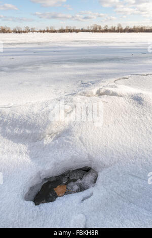 Détail d'un trou dans la glace sur le fleuve Dniepr congelé à Kiev, Ukraine Banque D'Images